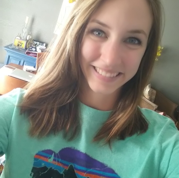 Meet your Posher, Tori - Picture 2 of 6